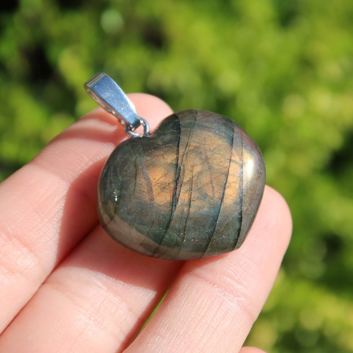 Labradorit Herz Anhänger 25mm, einzigartiger Edelstein in Blau-, Grün- und Goldtönen, Perfekt für Intuition und Spiritualität.