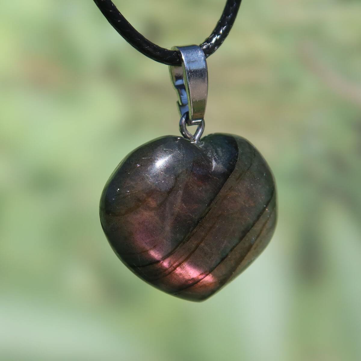 Labradorit Herz Anhänger 25mm, einzigartiger Edelstein in Blau-, Grün- und Goldtönen, Perfekt für Intuition und Spiritualität.