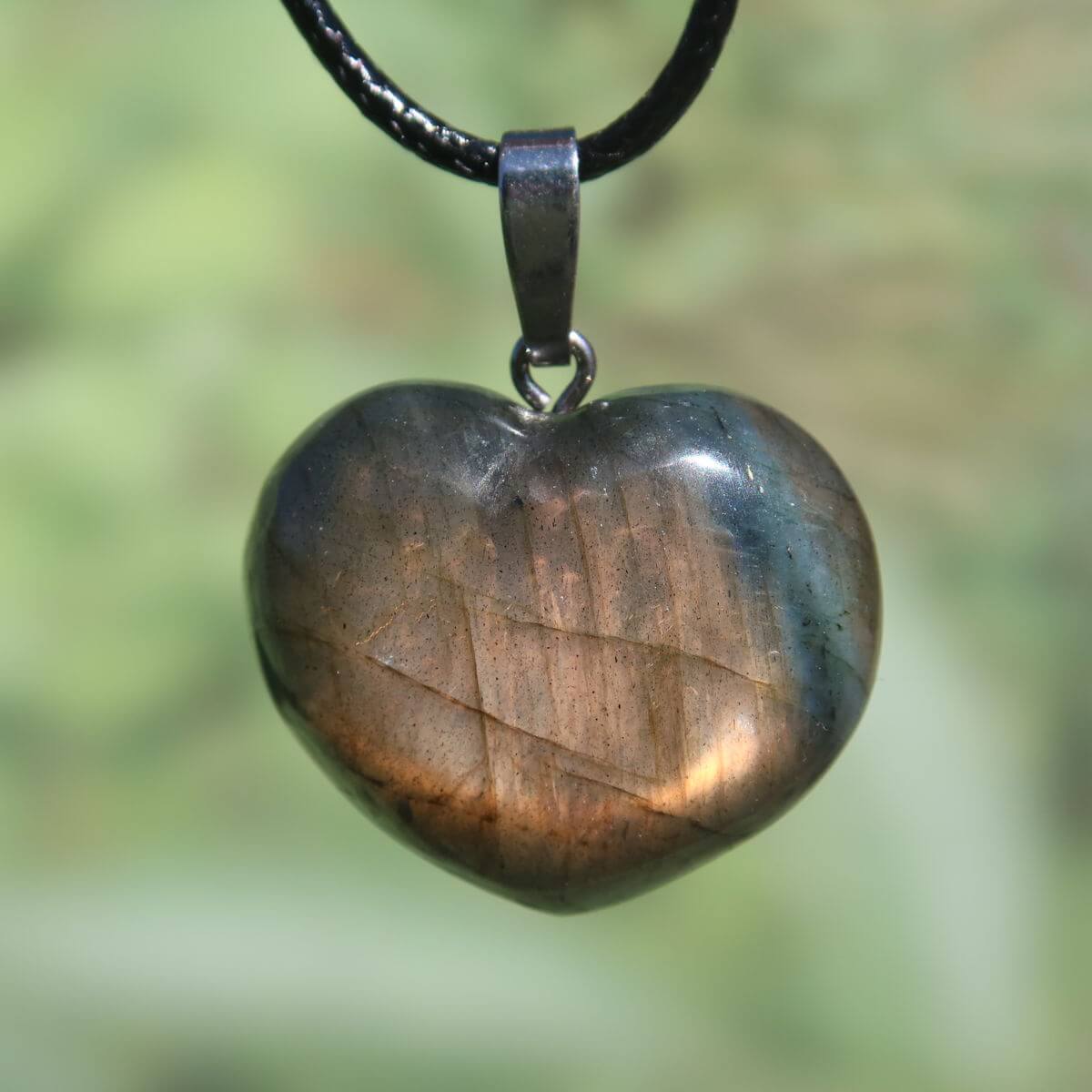 Labradorit Herz Anhänger 25mm mit schimmernden Blau- und Goldtönen, einzigartiges Schmuckstück für Intuition und Spiritualität.