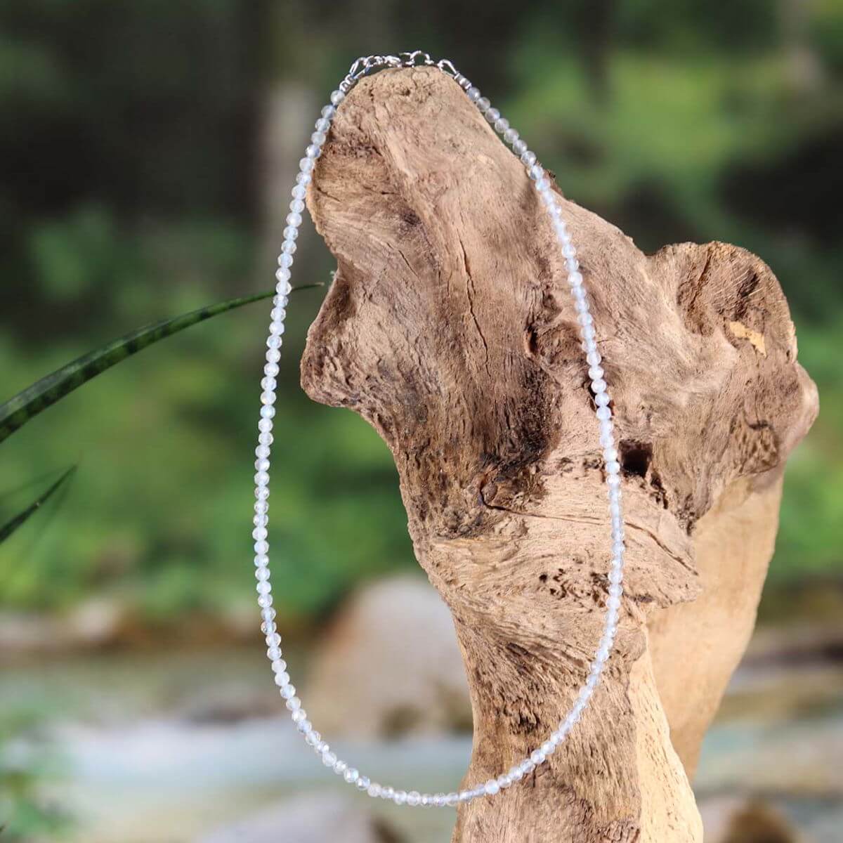 Labradorit facettierte Edelsteinkette auf Holzdisplay, schillernde Blautöne, 42cm Länge, Steinwelten Schmuck online kaufen