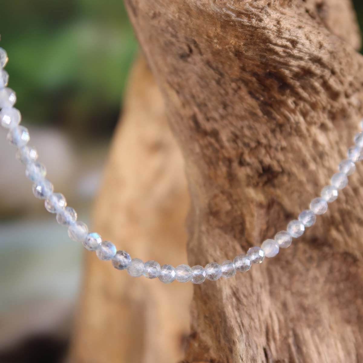Labradorit facettierte Edelsteinkette auf Holzdisplay, schillernde Blautöne, 42cm Länge, Steinwelten Schmuck online kaufen