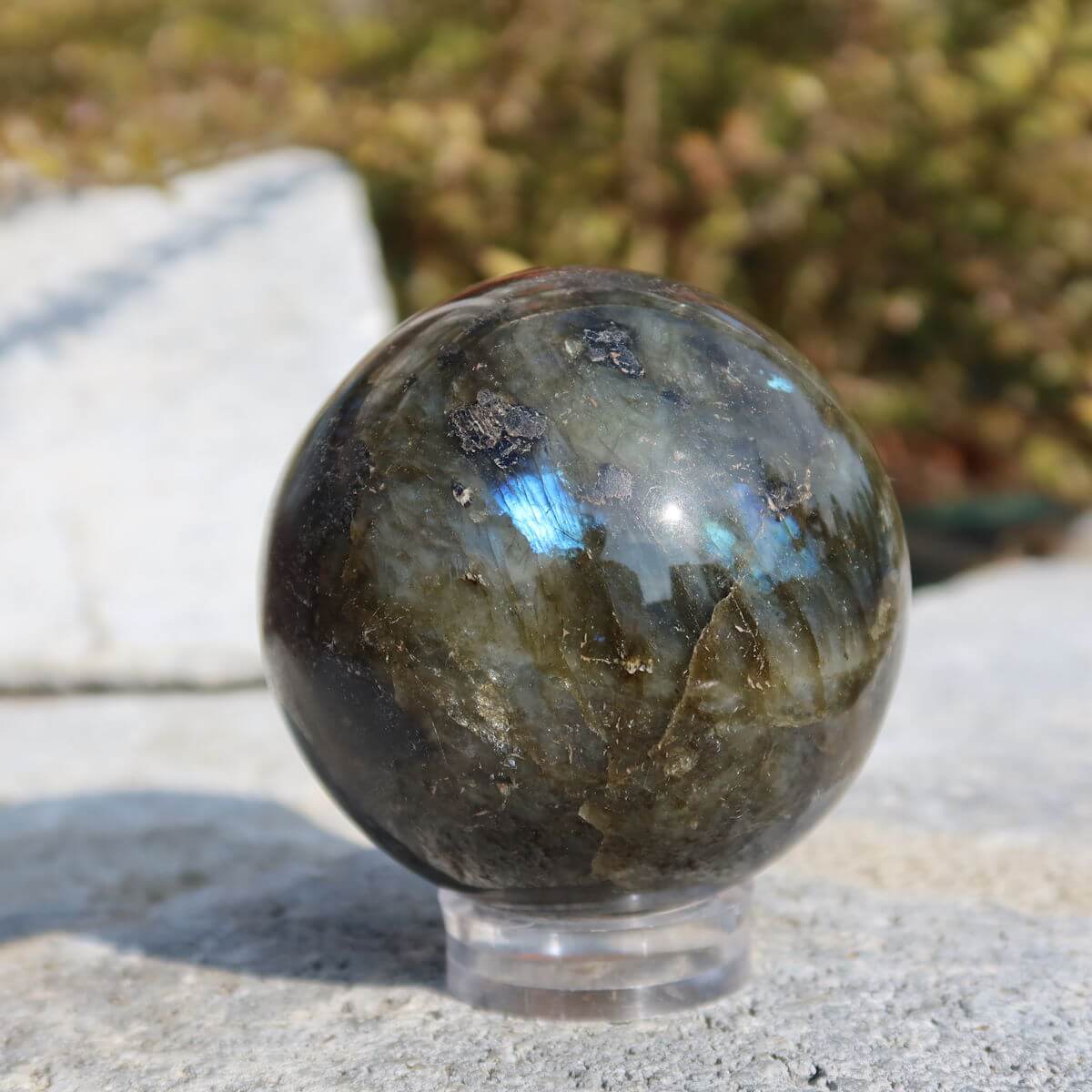 Labradorit Kugel geschliffen, einzigartiges Schmuckstück aus Natur, elegant für Wohnraum, Steinwelten online kaufen, UNIKAT Nr. 15.