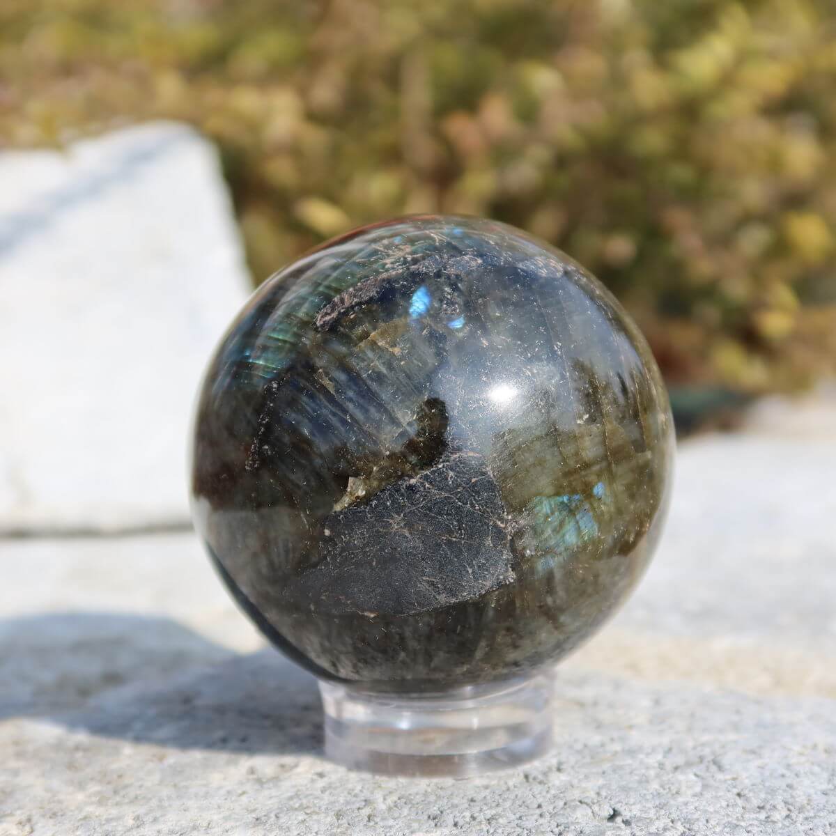 Labradorit Kugel geschliffen, einzigartiges Schmuckstück aus Natur, elegant für Wohnraum, Steinwelten online kaufen, UNIKAT Nr. 15.