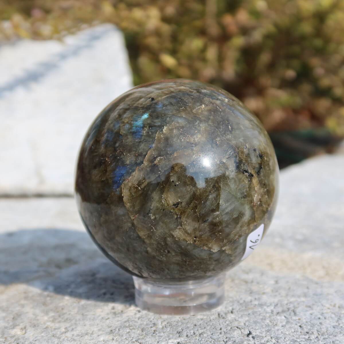 Geschliffene Labradorit Kugel Unikat Nr. 16, faszinierende schillernde Farben, Steinwelten online kaufen, dekorativer Hingucker.