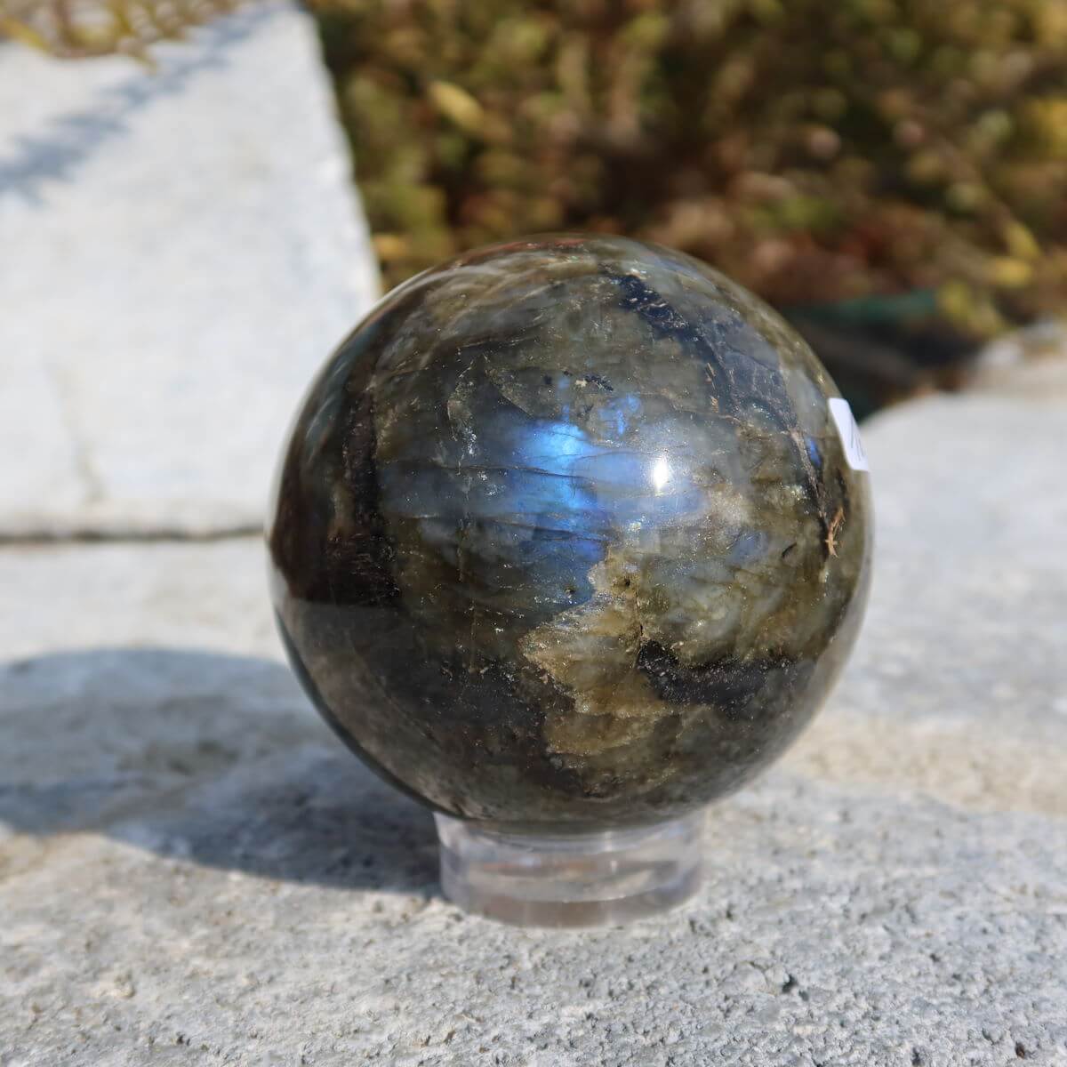 Geschliffene Labradorit Kugel Unikat Nr. 16, faszinierende schillernde Farben, Steinwelten online kaufen, dekorativer Hingucker.