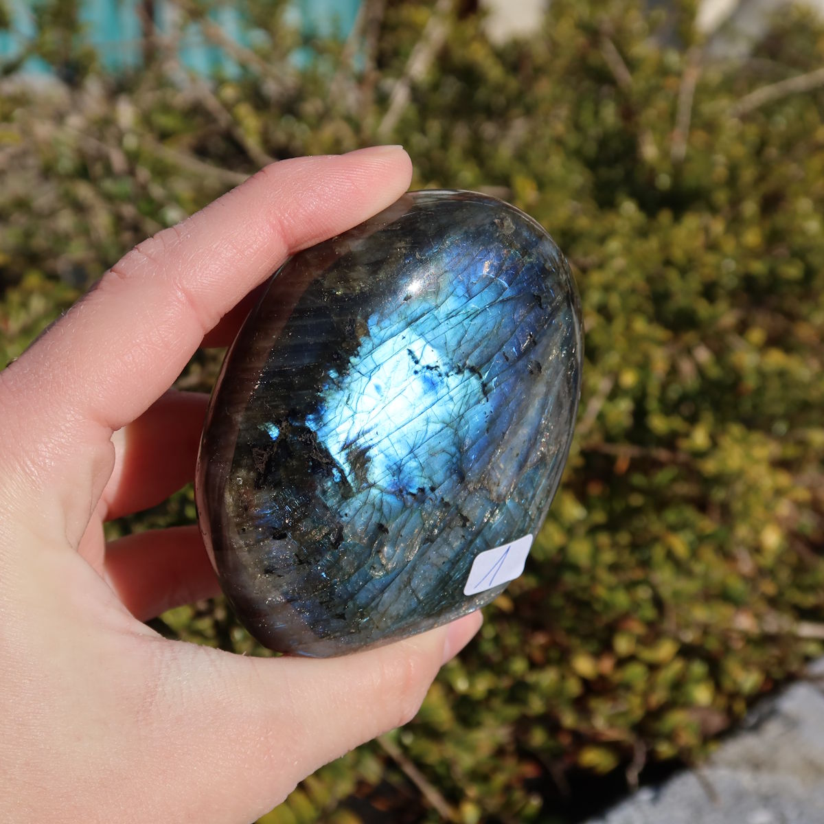 Labradorit Freiform poliert - 6x6cm - Intuition und Kreativität Nr.1, schimmernde blaue und grüne Farben auf polierter Oberflache