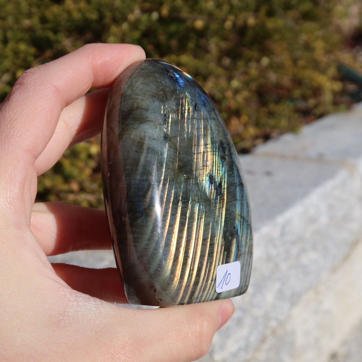 Labradorit Freiform poliert - 8x6cm - Intuition und Kreativität Nr.10, Naturstein mit Labradoreszenz im Sonnenlicht, Unikat