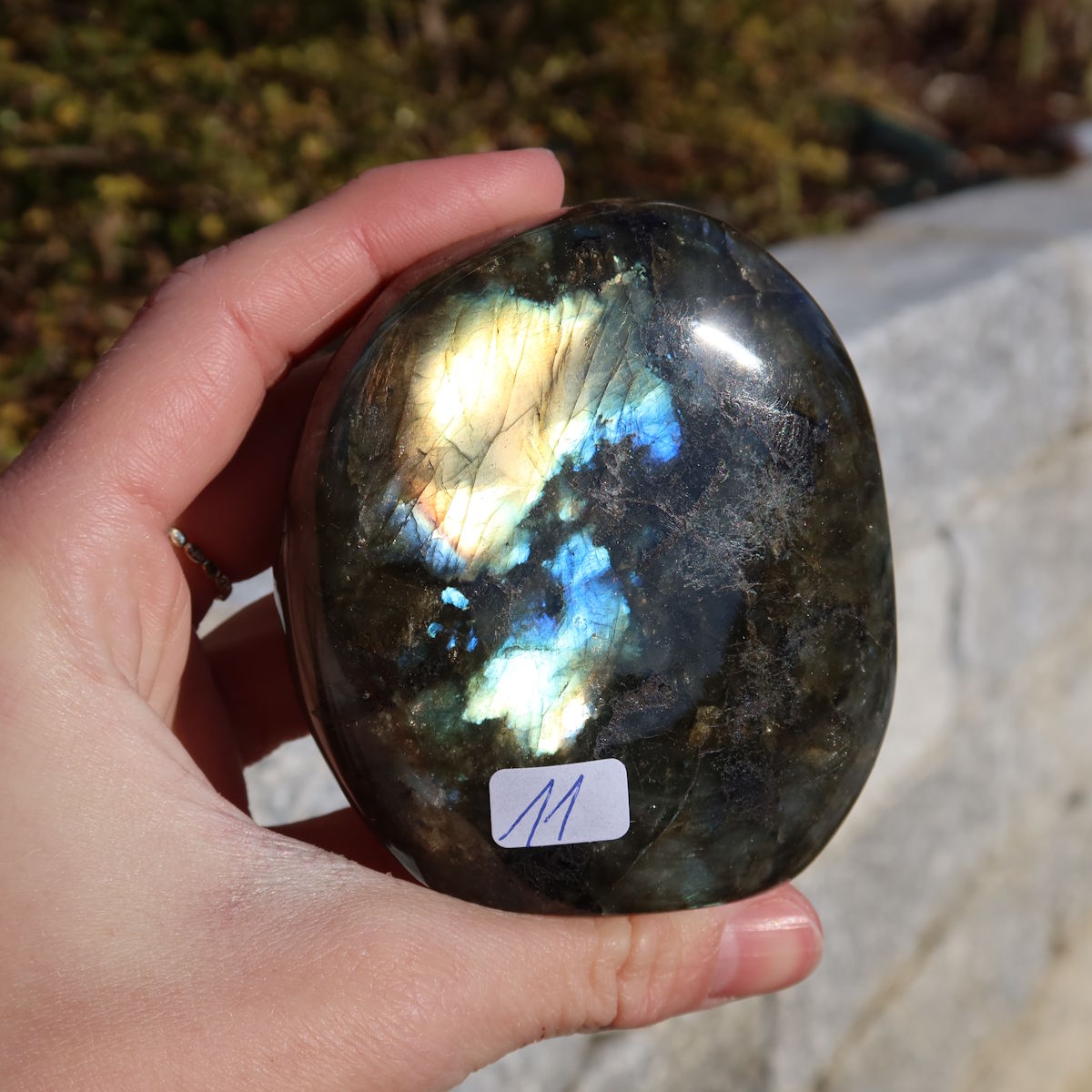 Labradorit Freiform poliert - 7x6cm - Intuition und Kreativität Nr.11 in Hand gehalten mit schimmernden Farben