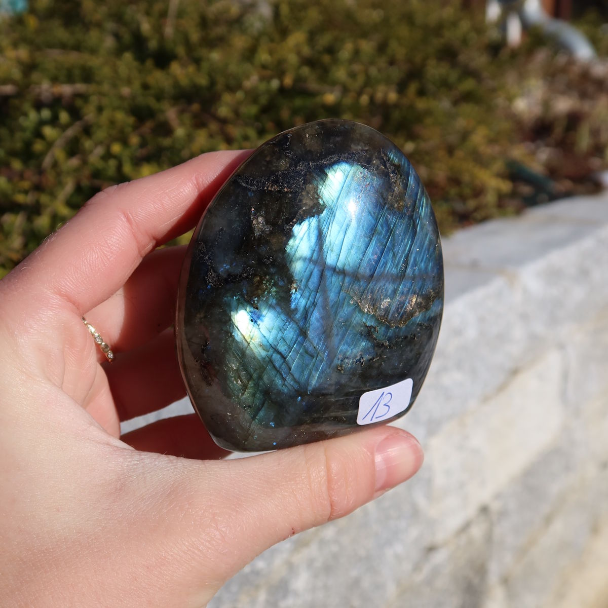 Labradorit Freiform poliert - 6x6cm - Intuition und Kreativität Nr.13, einzigartiger Stein mit intensiver Labradoreszenz im Sonnenlicht