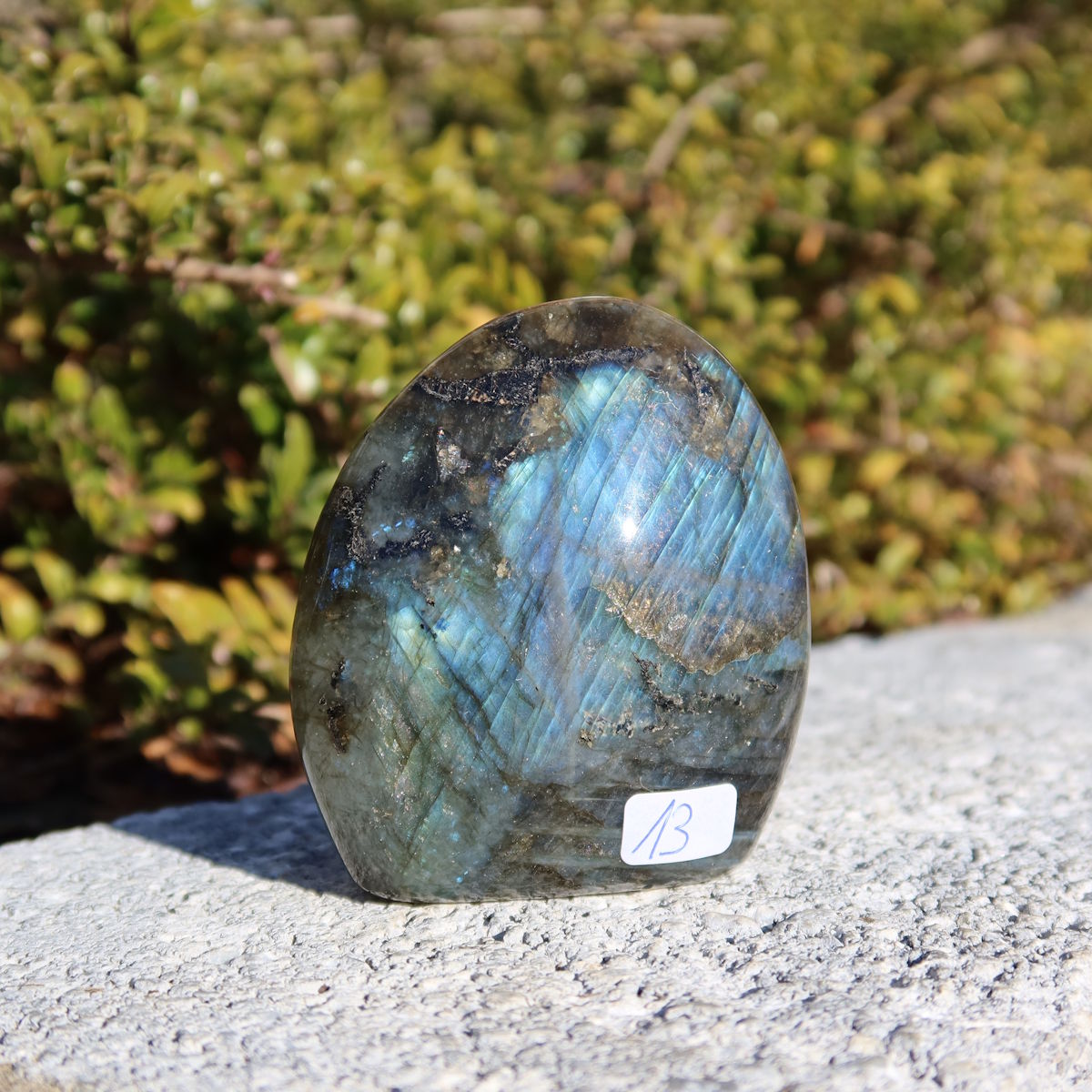 Labradorit Freiform poliert - 6x6cm - Intuition und Kreativität Nr.13, einzigartiger Stein mit intensiver Labradoreszenz im Sonnenlicht