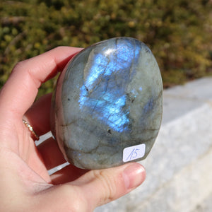 Labradorit Freiform poliert - 7x6cm - Intuition und Kreativität Nr.15 mit schimmernder Labradoreszenz in Blau- und Grüntönen.