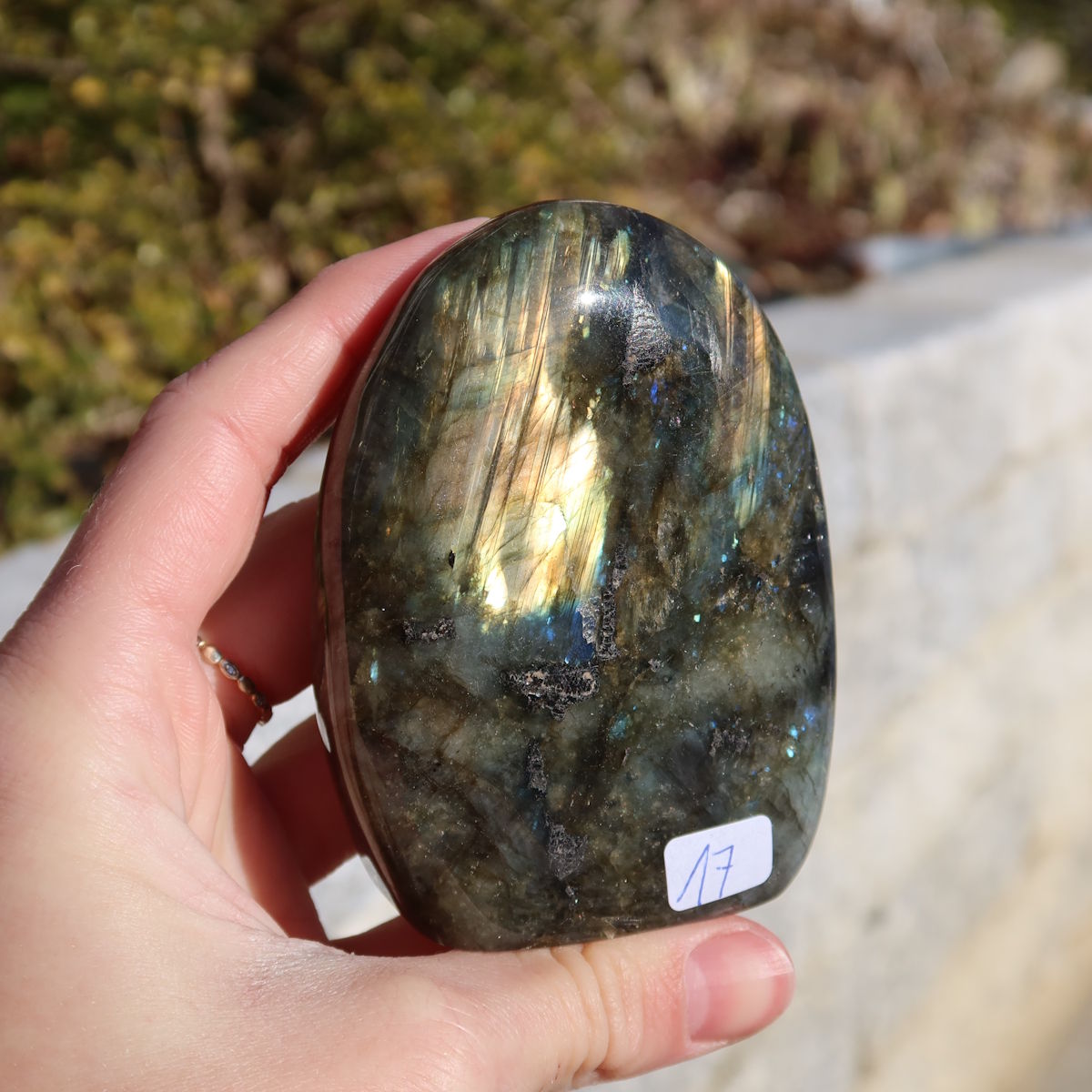 Labradorit Freiform poliert - 8x6cm - Intuition und Kreativität Nr.17 auf Steinuntergrund, leuchtende Farben im Sonnenlicht