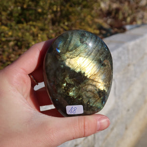 Labradorit Freiform poliert - 7x6cm - Intuition und Kreativität Nr.18, einzigartiges Farbspiel mit Blau- und Grüntönen, polierte Oberfläche