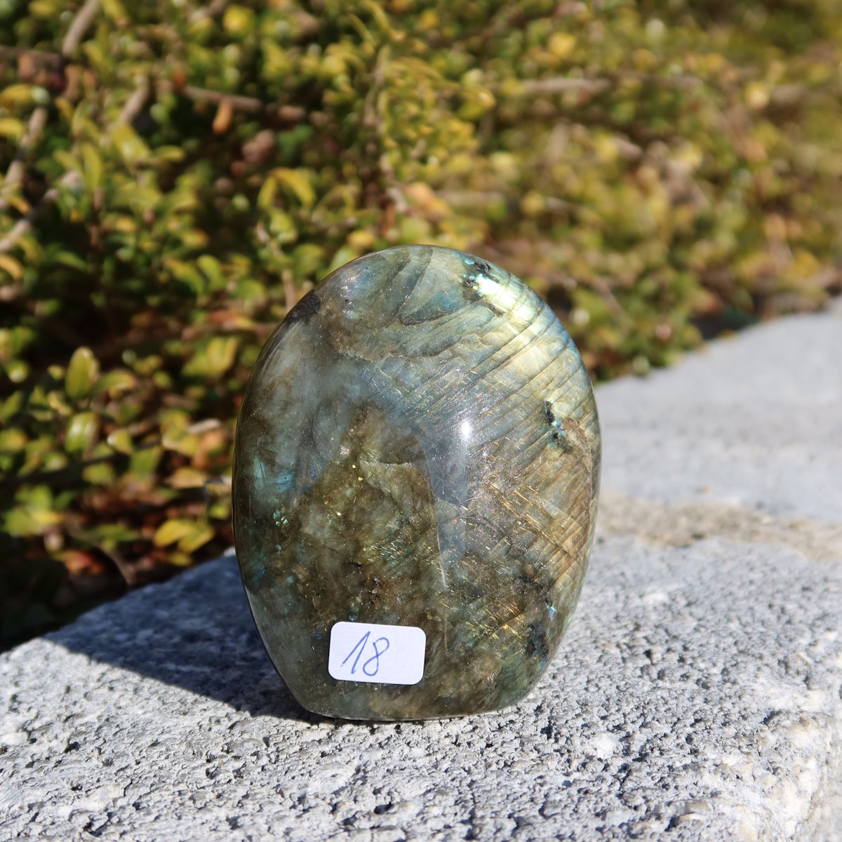 Labradorit Freiform poliert - 7x6cm - Intuition und Kreativität Nr.18, einzigartiges Farbspiel mit Blau- und Grüntönen, polierte Oberfläche