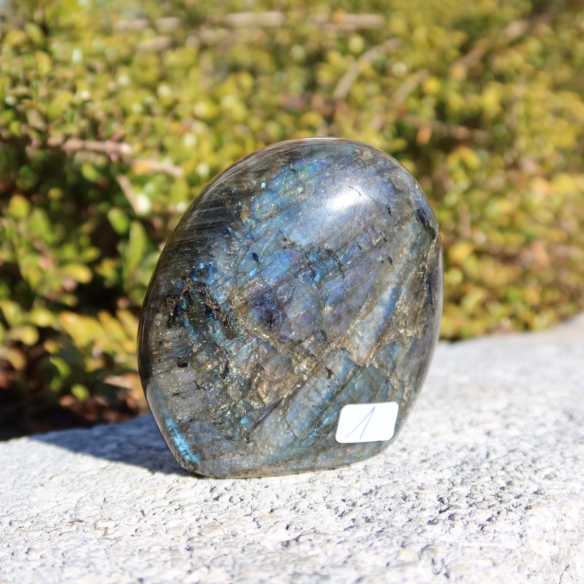 Labradorit Freiform poliert - 6x6cm - Intuition und Kreativität Nr.1, schimmernde blaue und grüne Farben auf polierter Oberflache