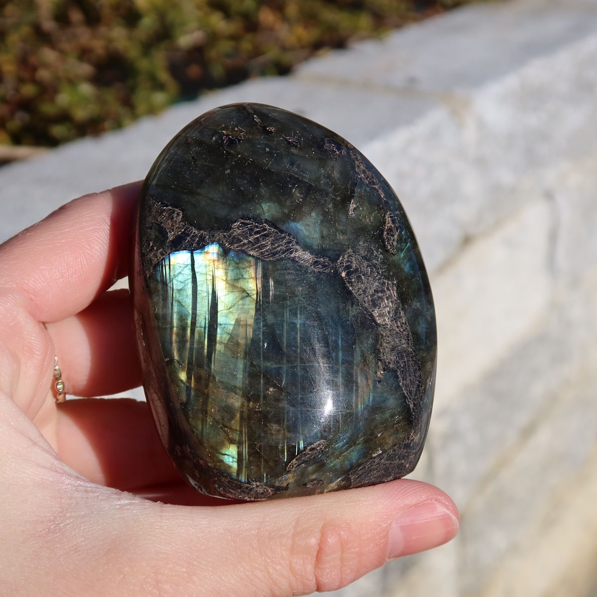 Labradorit Freiform poliert - 7x5cm - Intuition und Kreativität Nr.20, schillernde Farbreflexe im Sonnenlicht auf Stein