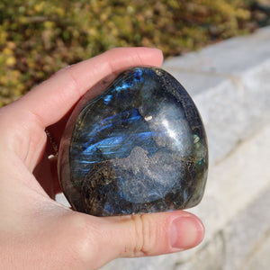 Polished Labradorit Freiform - 6x6cm showcasing blue and green hues, ideal for intuition and creativity, product number 21.