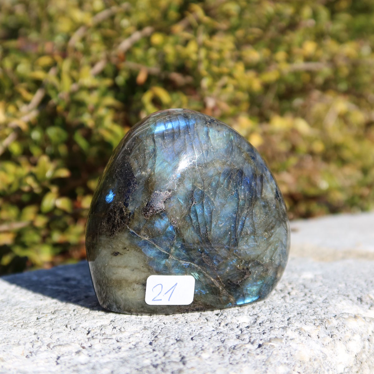 Labradorit Freiform poliert - 6x6cm - Intuition und Kreativität Nr.21, einzigartiges Farbspiel in natürlicher Umgebung