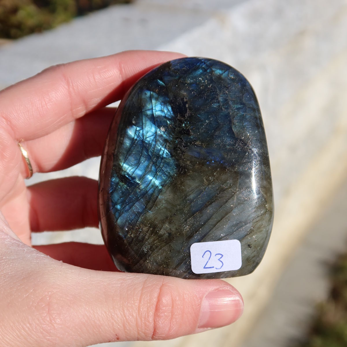 Labradorit Freiform poliert - 6x5cm - Intuition und Kreativität Nr.23, einzigartiges Unikat mit schimmernder Labradoreszenz.