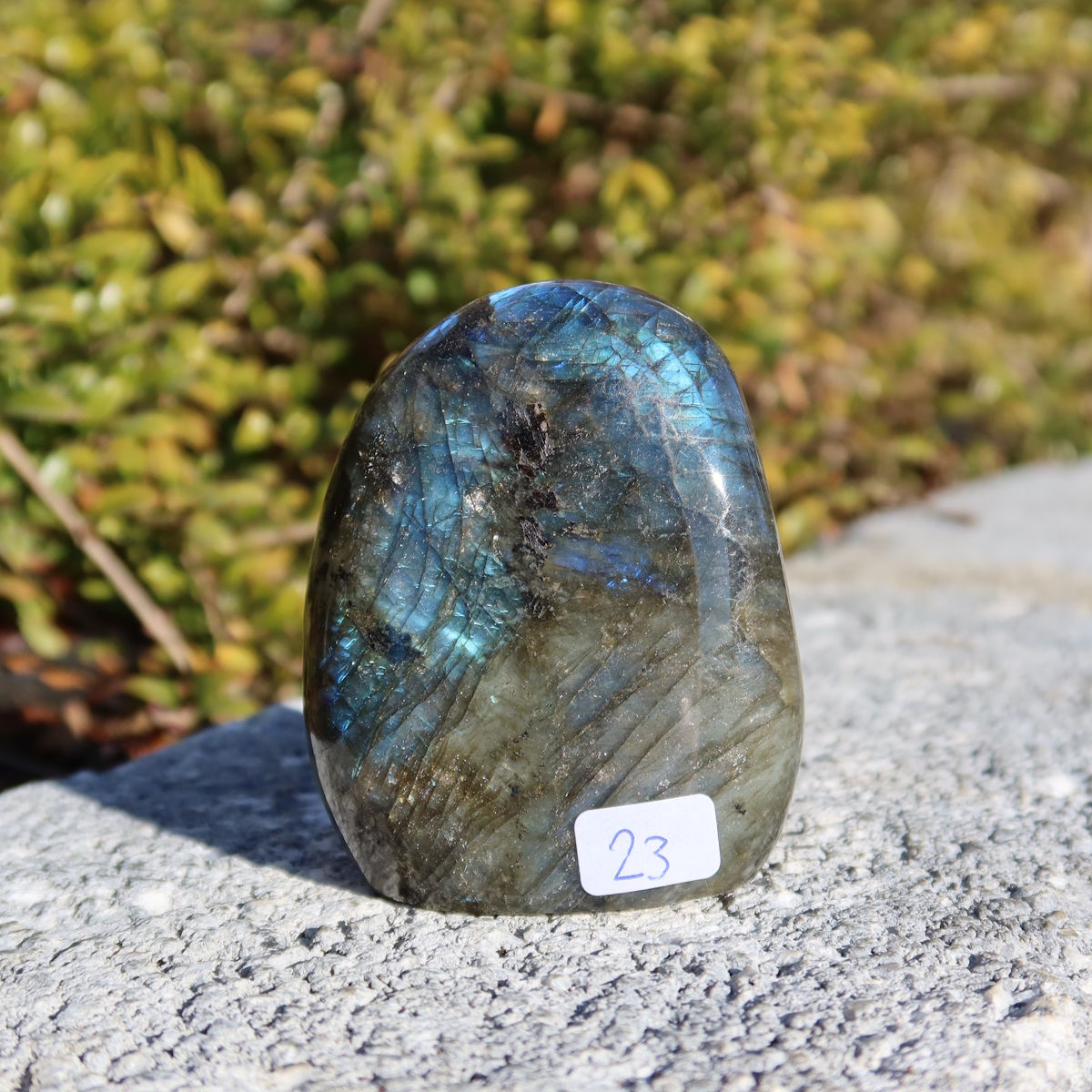 Labradorit Freiform poliert - 6x5cm - Intuition und Kreativität Nr.23, einzigartiges Unikat mit schimmernder Labradoreszenz.