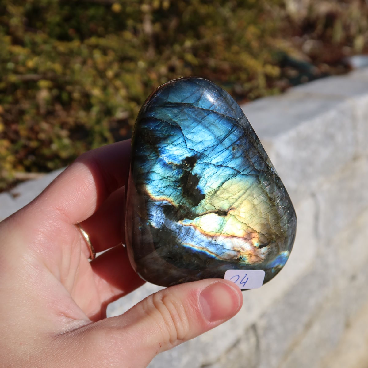 Hand holding Labradorit Freiform poliert - 7x6cm - Intuition und Kreativität Nr.24 with colorful labradorescence