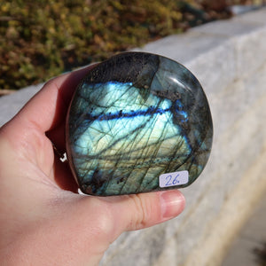 Labradorit Freiform poliert - 7x7cm - Intuition und Kreativität Nr.26 strahlt im Sonnenlicht mit intensivem Farbspiel.
