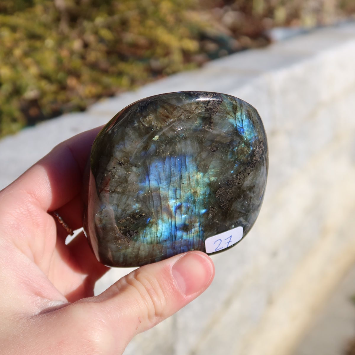 Labradorit Freiform poliert - 6x6cm - Intuition und Kreativität Nr.27, blau-grün schimmerndes Naturkunstwerk im Sonnenlicht auf Stein