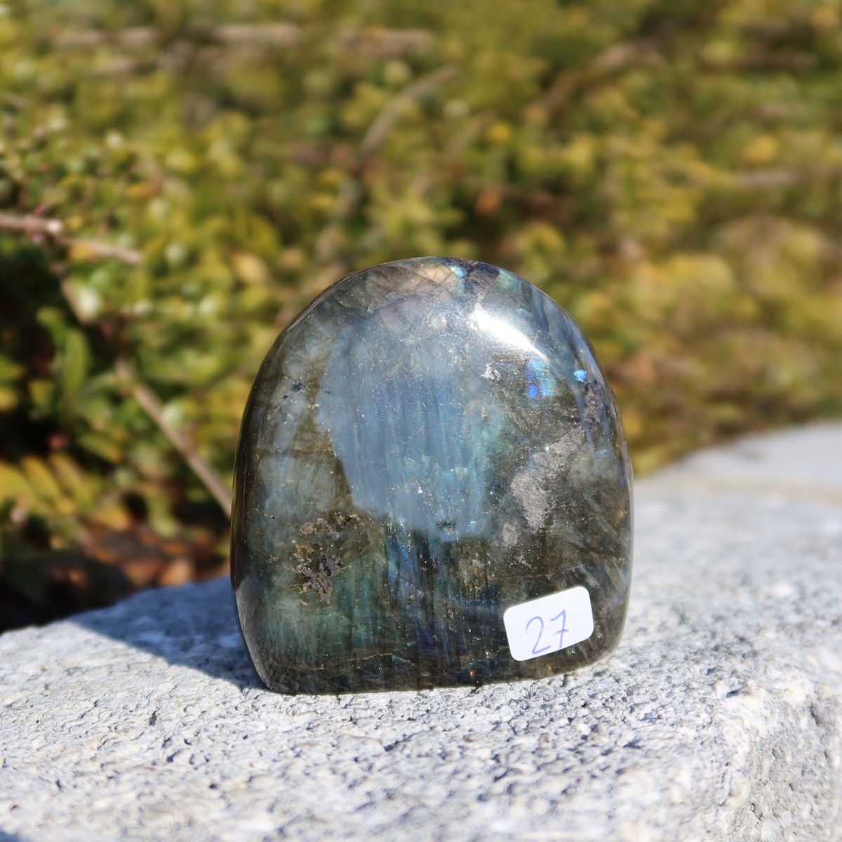 Labradorit Freiform poliert - 6x6cm - Intuition und Kreativität Nr.27, blau-grün schimmerndes Naturkunstwerk im Sonnenlicht auf Stein