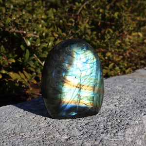 Labradorit Freiform poliert - 6x5cm - Intuition und Kreativität Nr.2 im Sonnenlicht mit schimmernden Blau- und Grüntönen.