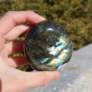 Labradorit Freiform poliert - 6x6cm - Intuition und Kreativität Nr.3, schimmernde Farben, Naturstein, Unikat, polierte Oberfläche