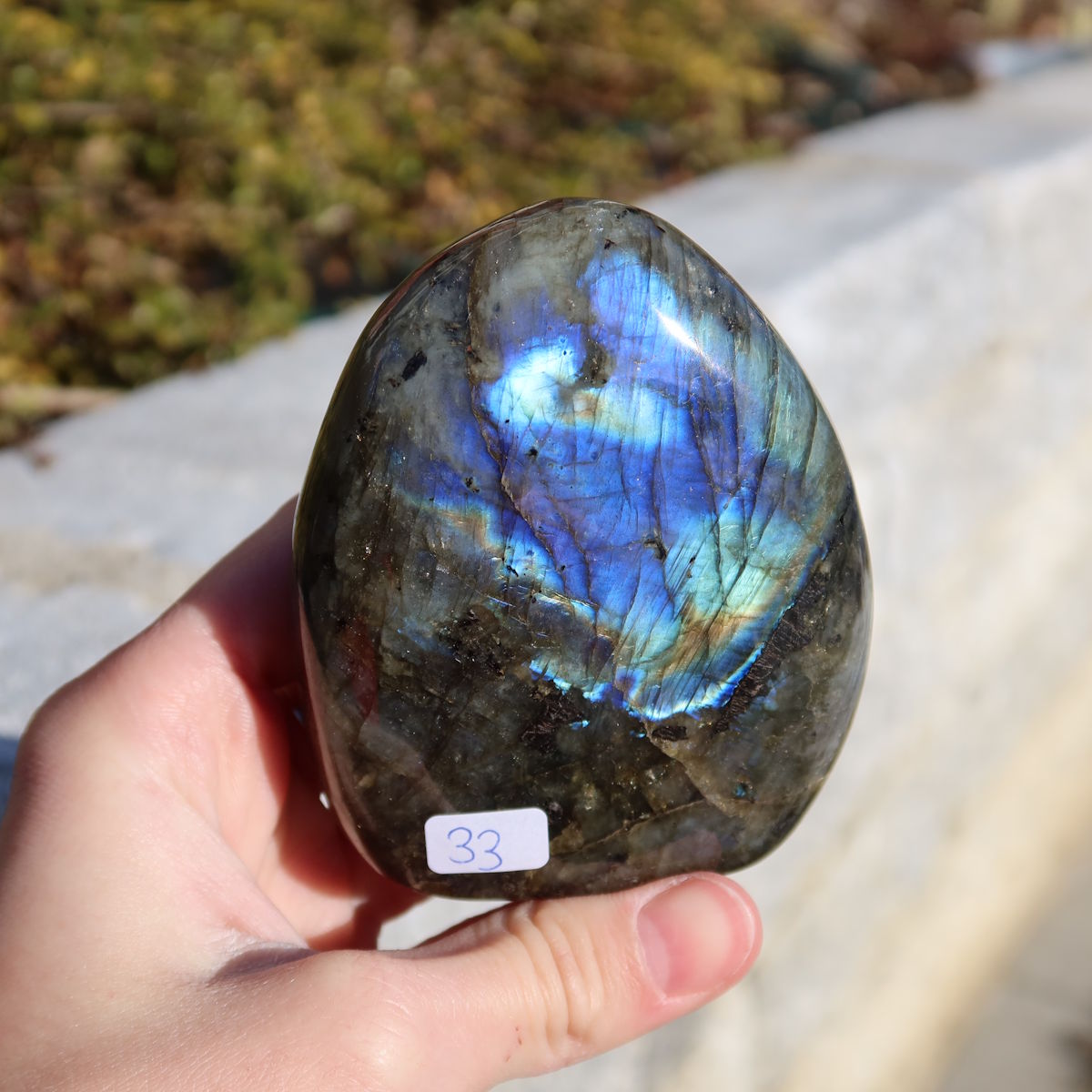 Labradorit Freiform poliert - 8x7cm - Intuition und Kreativität Nr.33, schimmernd in Blau- und Grüntönen, Exklusives Steinwelten Design