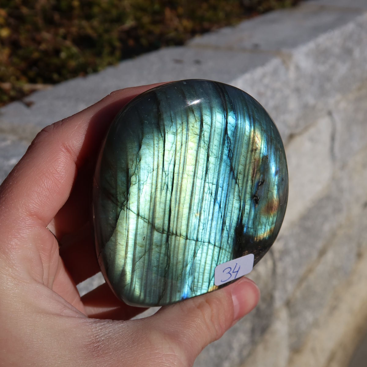 Labradorit Freiform poliert - 7x6cm - Intuition und Kreativität Nr.34, einzigartiges Farbspiel der Steinwelten, schimmert in der Sonne.