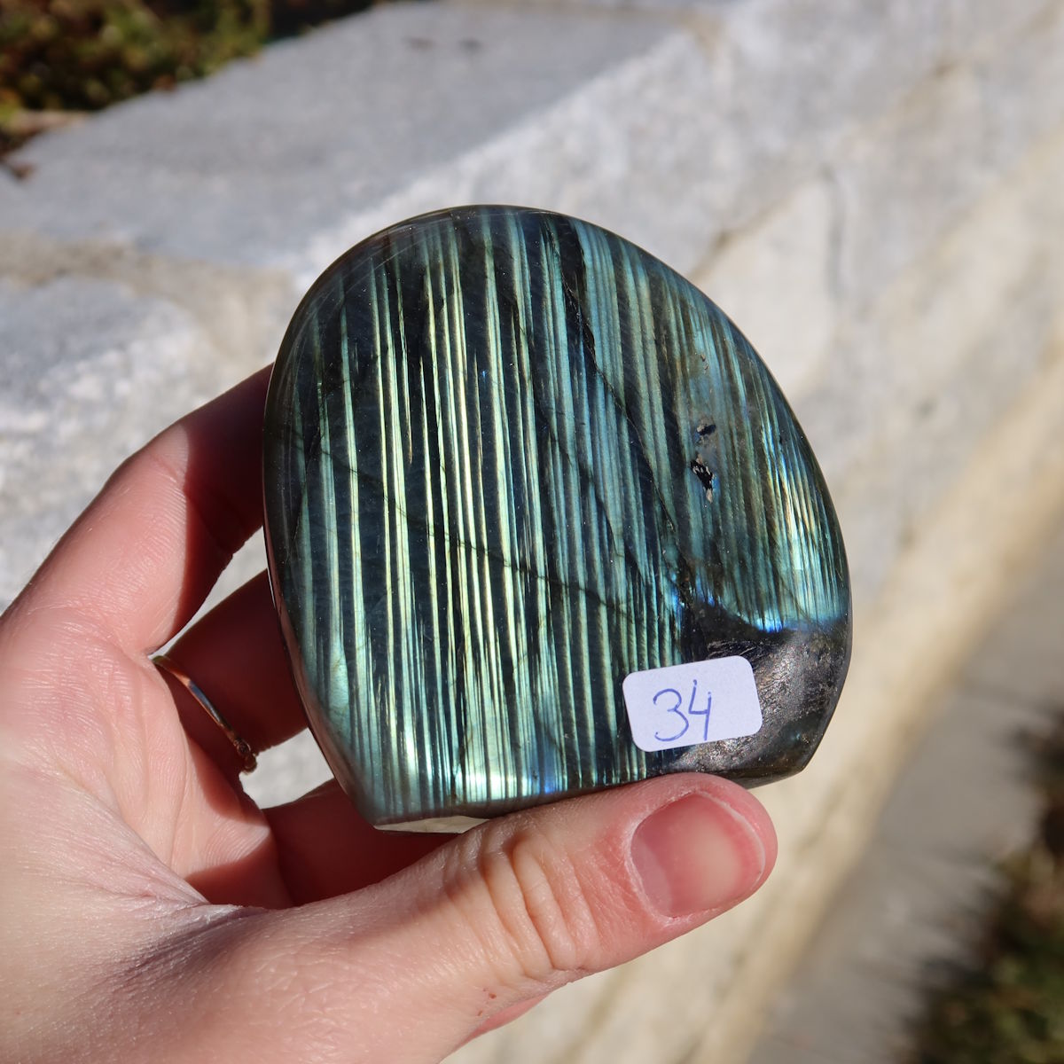 Labradorit Freiform poliert - 7x6cm - Intuition und Kreativität Nr.34, einzigartiges Farbspiel der Steinwelten, schimmert in der Sonne.