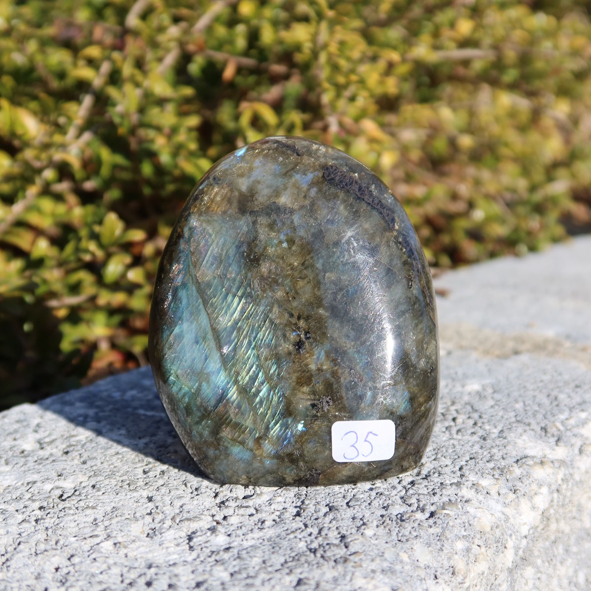 Labradorit Freiform poliert - 8x6cm - Intuition und Kreativität Nr.35 in der Hand, schimmert in Blau und Grün, Steinwelten Unikat.