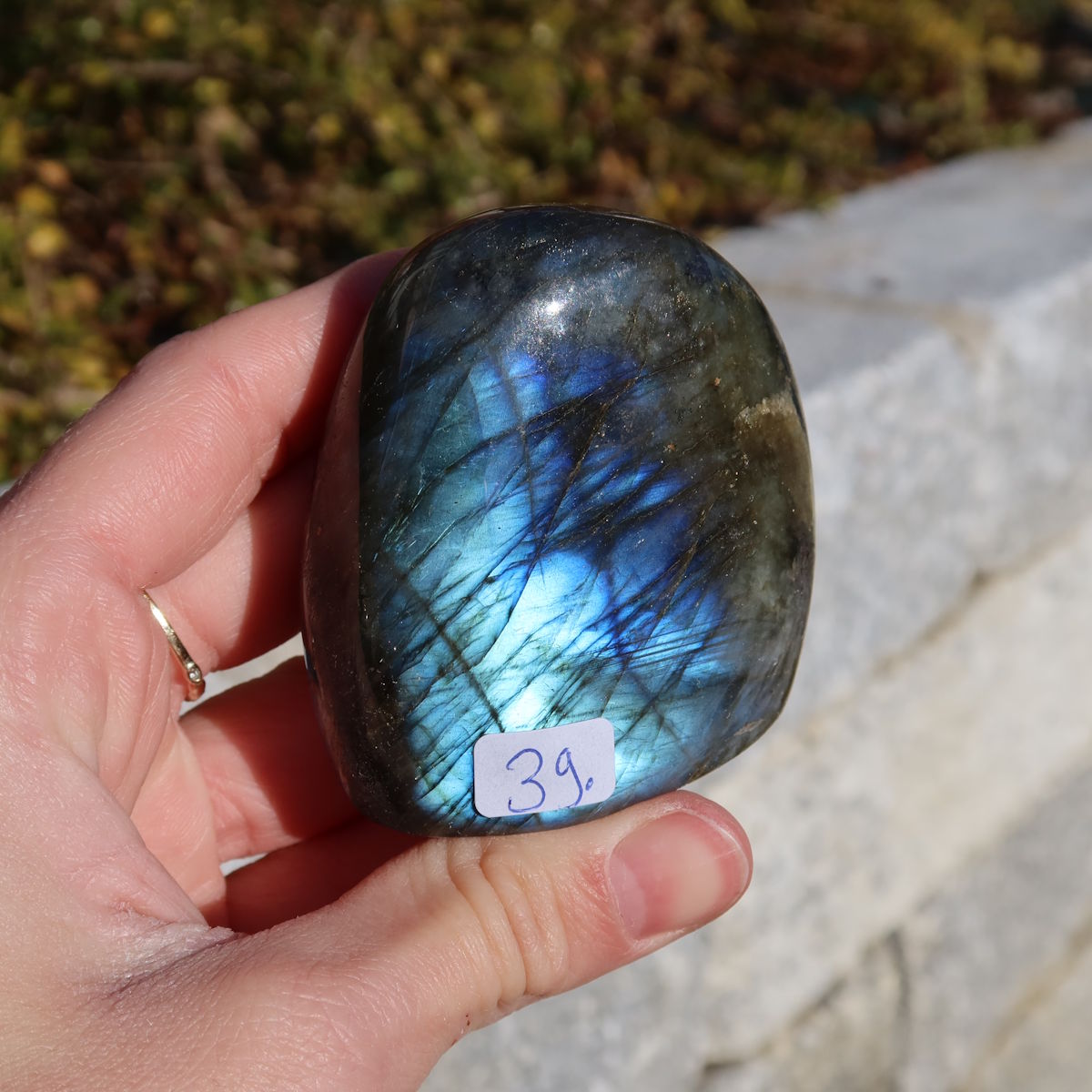 Labradorit Freiform poliert - 6x5cm - Intuition und Kreativität Nr.39, schimmerndes Farbspiel, Steinwelten