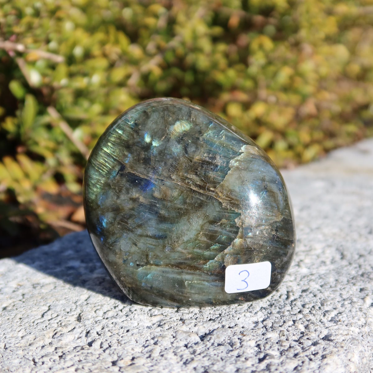 Labradorit Freiform poliert - 6x6cm - Intuition und Kreativität Nr.3, einzigartiges Naturkunstwerk mit schimmernden Blau- und Grüntönen.