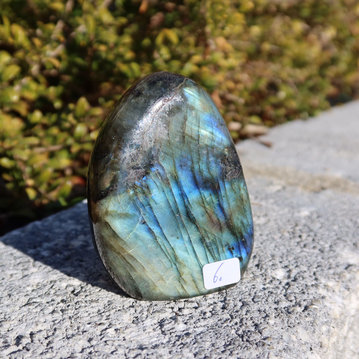 Labradorit Freiform poliert - 7x5cm - Intuition und Kreativität Nr.6 mit schimmernden Blau- und Grüntönen in natürlichem Licht.