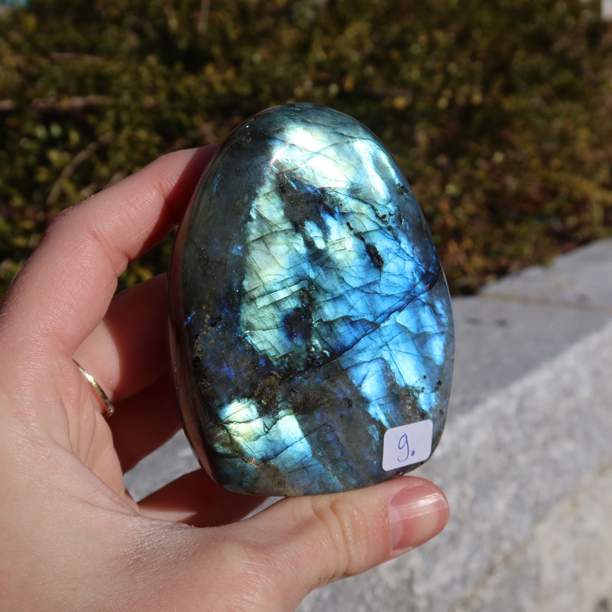 Labradorit Freiform poliert - 7x6cm - Intuition und Kreativität Nr.9 mit schimmernden Blau- und Grüntönen in einer Hand. Naturkunstwerk.