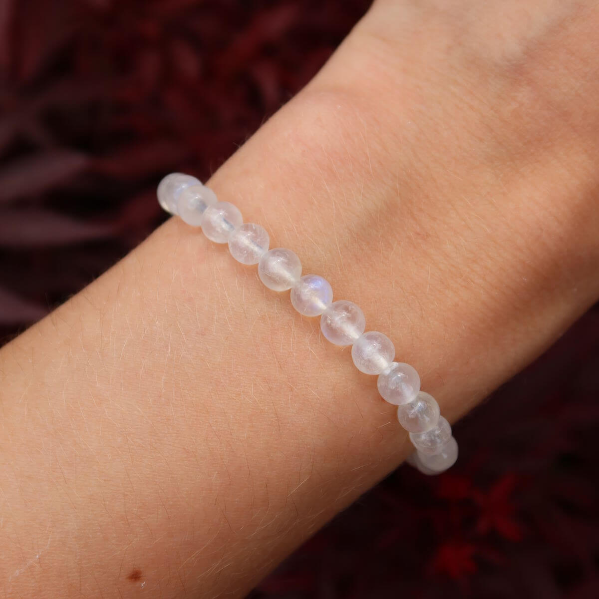 Regenbogen Mondstein, weißer Labradorit Edelstein Armband in Varianten 4-6-8 oder 10mm, getragen auf dem Handgelenk