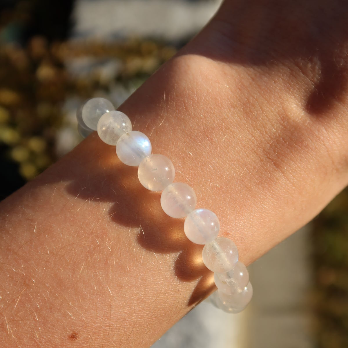 Regenbogen Mondstein, weißer Labradorit Edelstein Armband in Varianten 4-6-8 oder 10mm, getragen auf dem Handgelenk