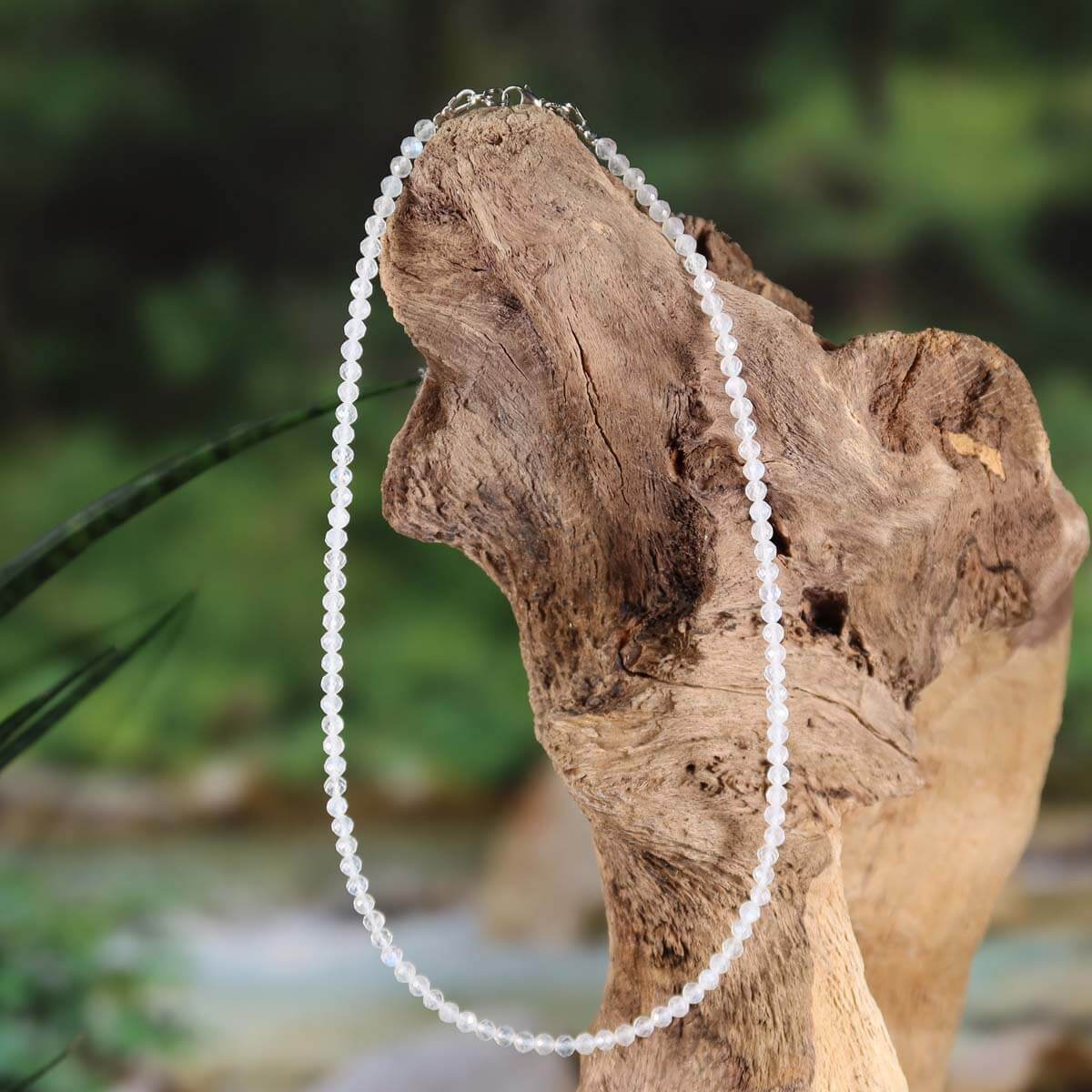 Facettierte weiße Labradorit-Kette 42cm auf Baumstamm, schimmernd in Blauen, Steinwelten, Ketten Steine kaufen online.