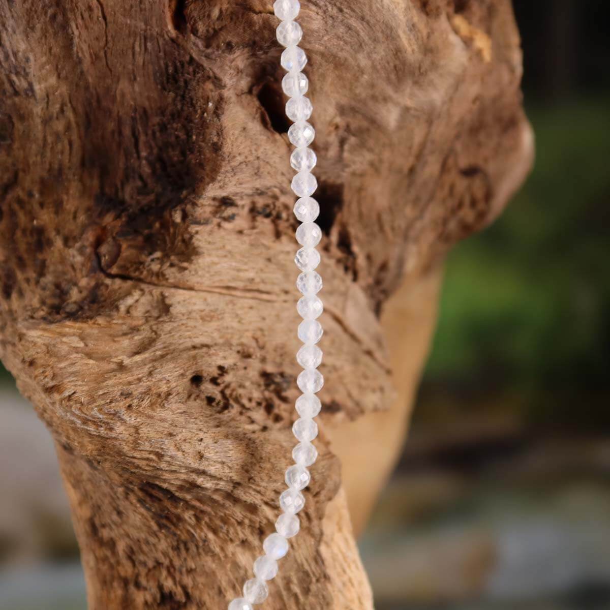 Facettierte weiße Labradorit-Kette 42cm auf Baumstamm, schimmernd in Blauen, Steinwelten, Ketten Steine kaufen online.