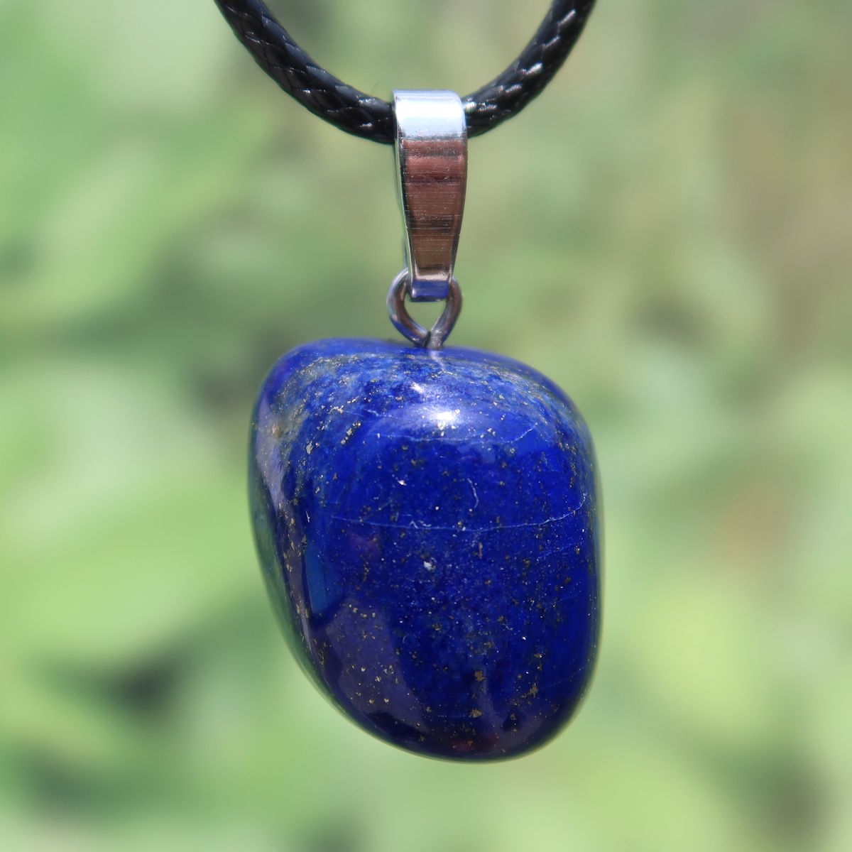 Natürlicher Lapislazuli Anhänger 21mm mit goldenen Sprenkeln, silberne Öse, Rhodium Beschichtung, strahlend blau.