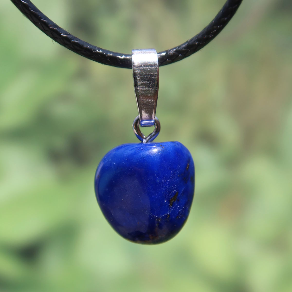 Blauer Lapislazuli Anhänger mit goldenen Sprenkeln und Silberöse, handgefertigt, einzigartiges Schmuckstück