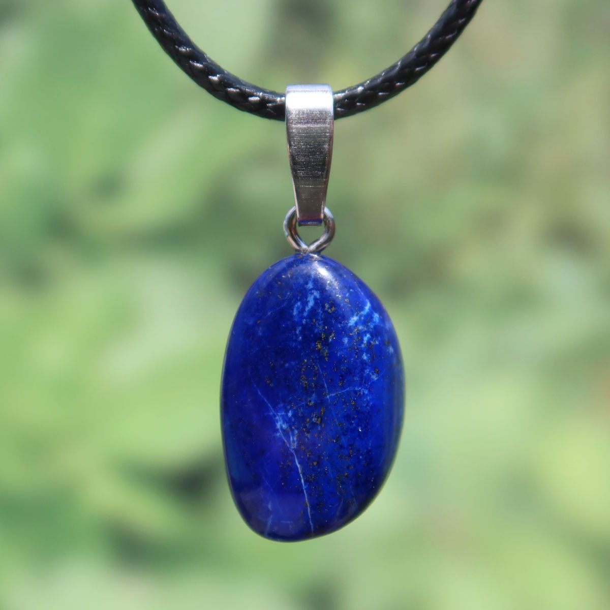 Natürlicher Lapislazuli Anhänger mit goldenem Schimmer und Rhodium-beschichteter Silberöse, Unikat Schmuckstück