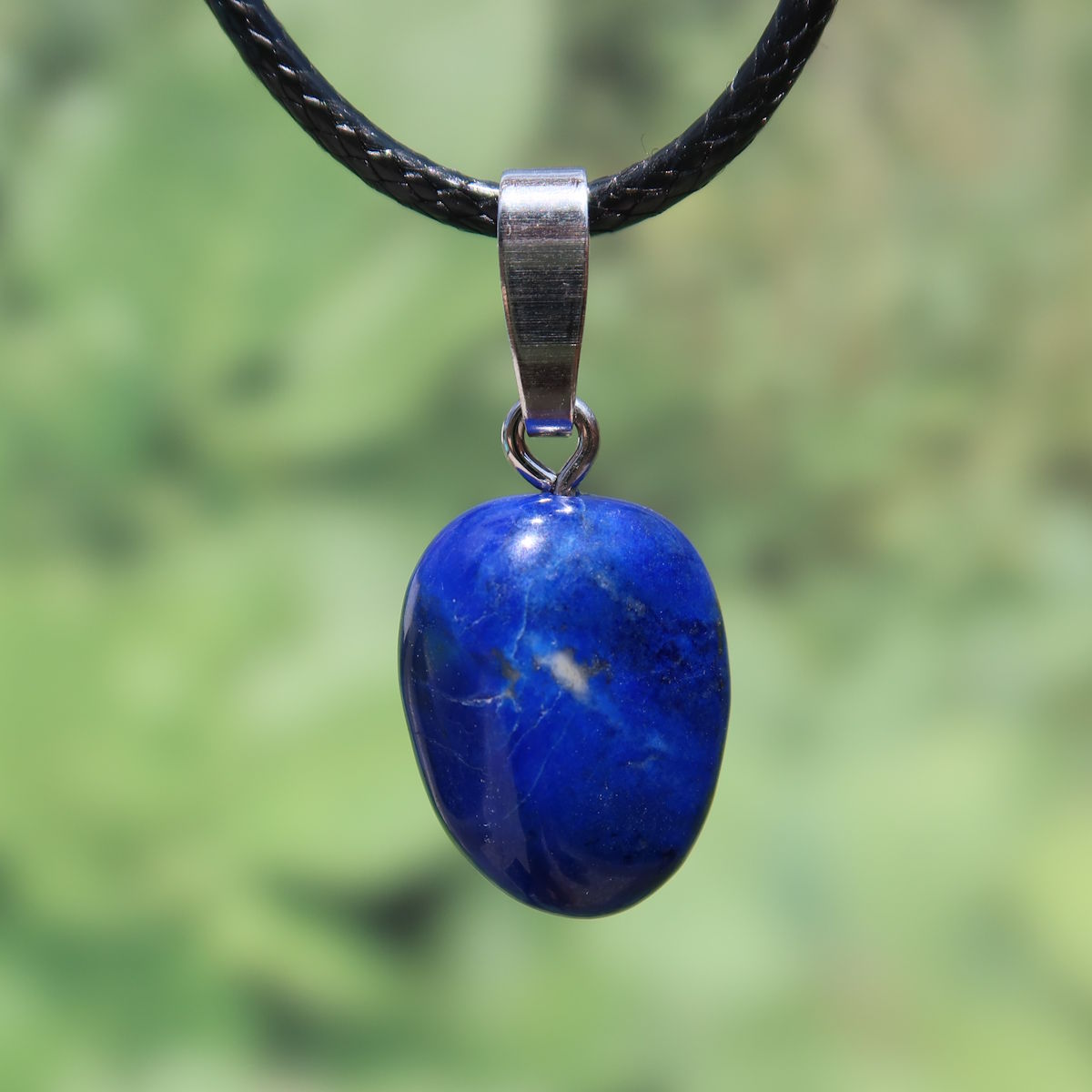 Natürlicher Lapislazuli Anhänger mit goldenen Sprenkeln, 19mm, an Silberöse mit Rhodiumbeschichtung, Unikat Nr. 25.