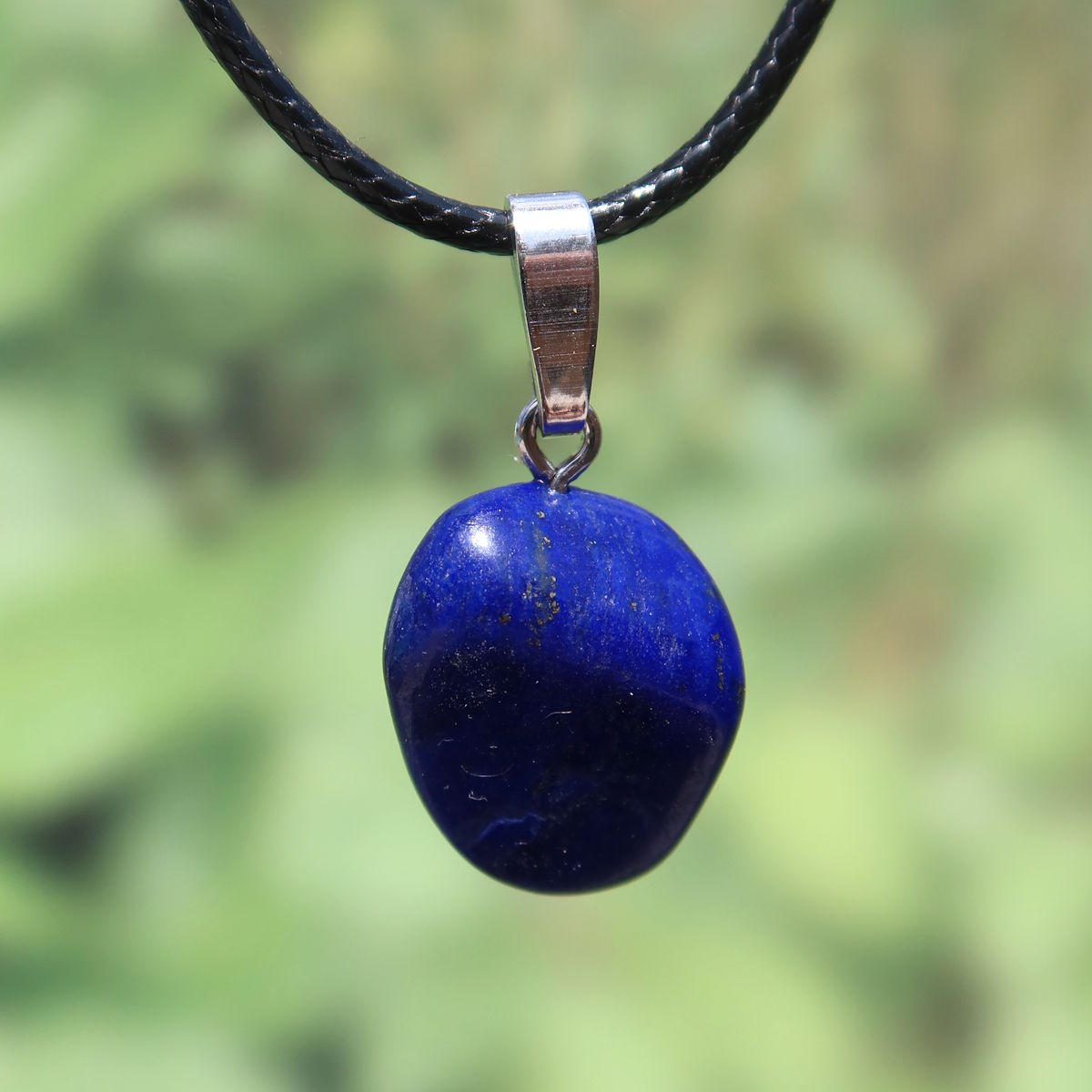 Natürlicher Lapislazuli Anhänger mit Silberöse, blau mit goldenen Sprenkeln, einzigartiges Design, handgefertigt, 21mm, Unikat Nr. 26.