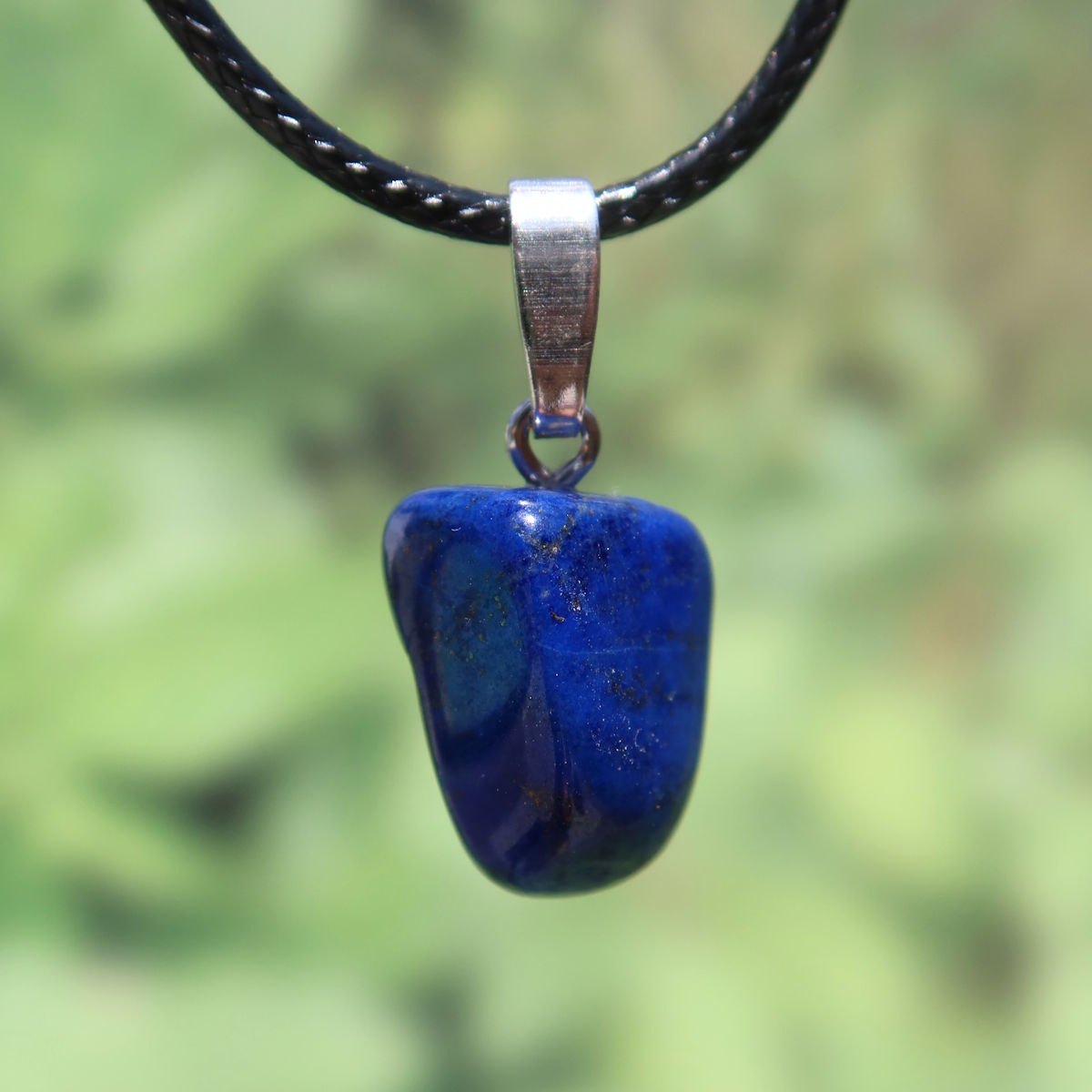 Natürlicher Lapislazuli Anhänger mit goldenen Sprenkeln und Silberöse auf grünem Hintergrund, einzigartiges Design, 19mm Unikat Nr. 29.