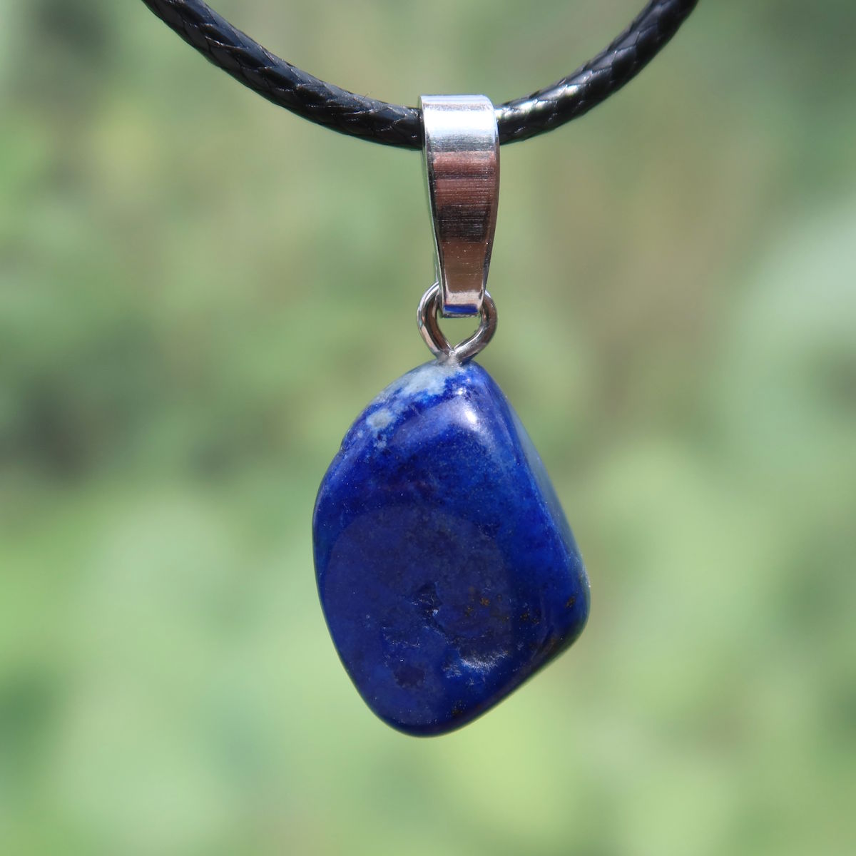 Natürlicher Lapislazuli Anhänger mit Silberöse, strahlendes Blau und goldene Sprenkel, einzigartiges Schmuckstück, 20mm.
