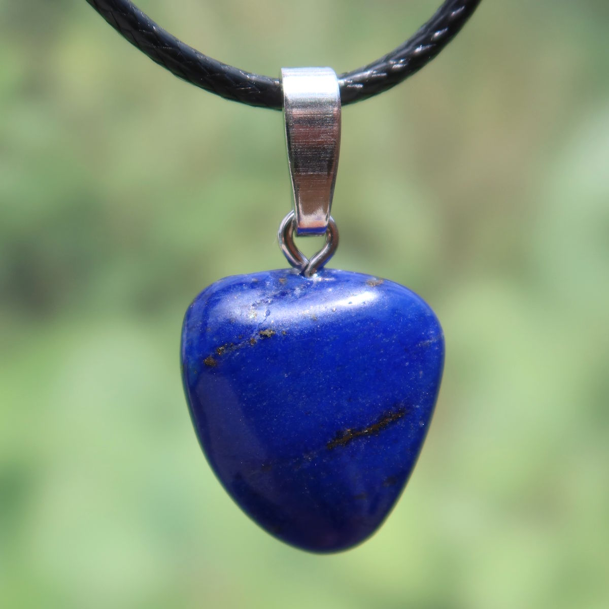 Natürlicher Lapislazuli Anhänger mit goldenen Sprenkeln, 20mm, auf schwarzem Band mit Silberöse, einzigartiges Schmuckstück Unikat Nr. 3
